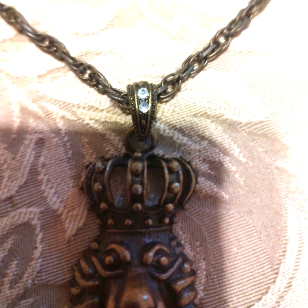 🦁Sensational Vtg 90's Antiqued Gold Brass & Rhinestone King Crown Lion Necklace - Picture 6 of 14